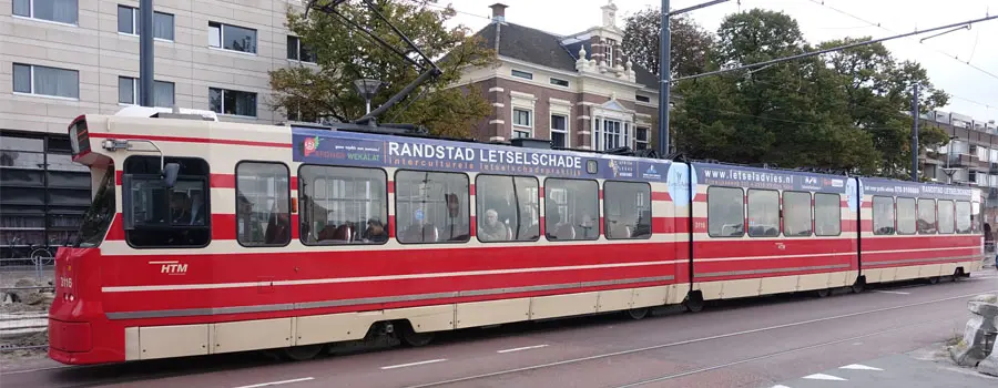 Tramreclame boven de ramen op een GTL-tram in Den Haag