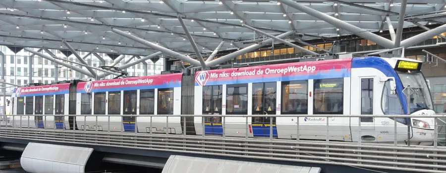 Tramreclame boven de ramen op RandstadRail in Den Haag en Zoetermeer