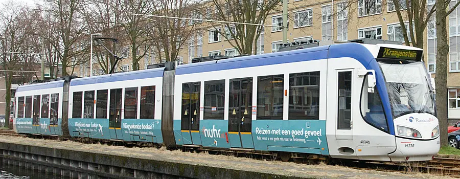 Tramreclame onder de ramen op RandstadRail in Den Haag en Zoetermeer