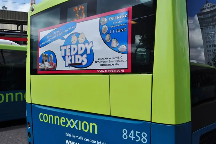 Voorbeeld van een reclame op de achterruit van een bus