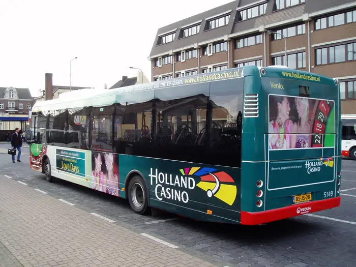 Voorbeeld van een bus met totaalreclame