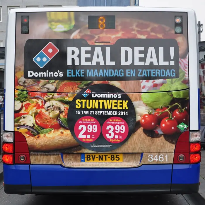 Voorbeeld van reclame op de achterkant van een bus