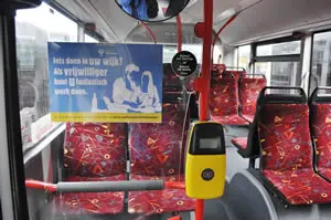 Voorbeeld van een A3 reclameposter in een bus