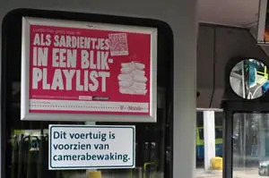 Voorbeeld van een A3 reclameposter in een bus
