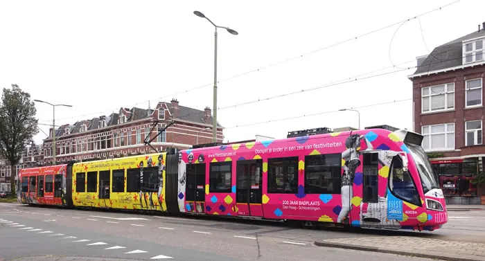 Voorbeeld van een reclame op een Haagse stadstram