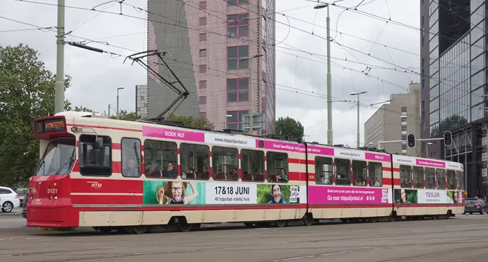 Voorbeeld van een reclame op een Haagse RandstadRail tram