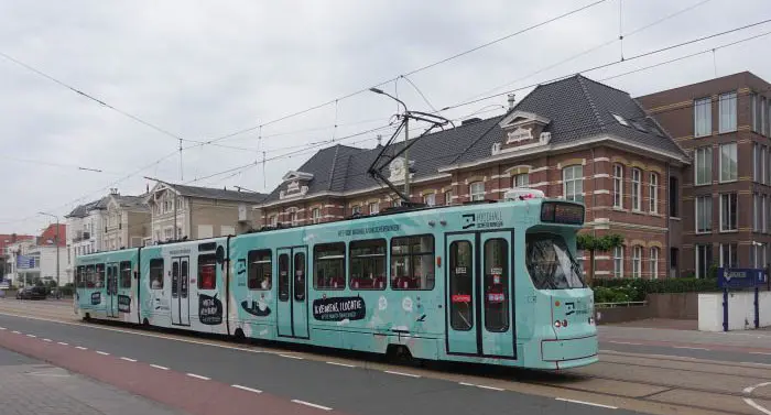 Voorbeeld van een reclame op een Haagse RandstadRail tram