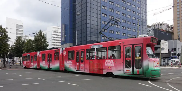 Voorbeeld van een tram in Den Haag met totaalreclame
