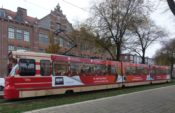 Voorbeeld van een tram in Den Haag met reclame op de zijkant