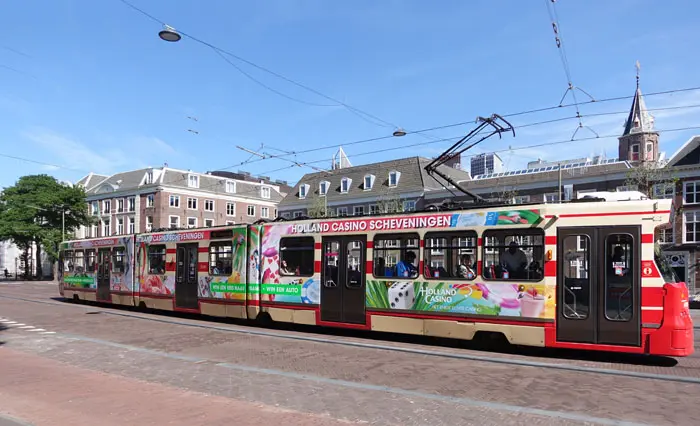 Voorbeeld van een tram in Den Haag met reclame op de zijkant
