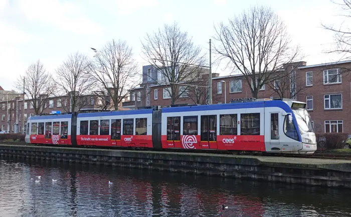 Voorbeeld van een RandstadRail voertuig in Den Haag met reclame op de zijkant