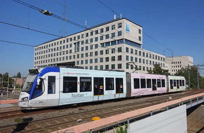 Voorbeeld van een RandstadRail voertuig in Den Haag met reclame op de dakrand