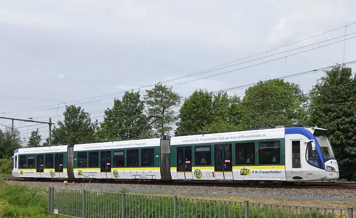 Voorbeeld van een RandstadRail voertuig in Den Haag met totaalreclame behalve op de koppen