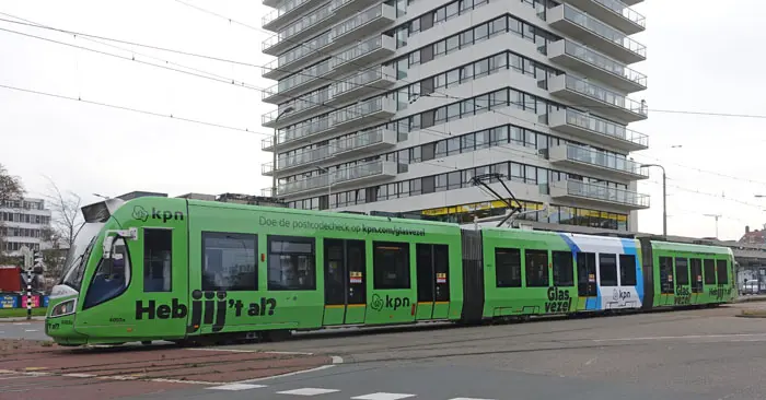 Voorbeeld van een RandstadRail voertuig in Den Haag met totaalreclame