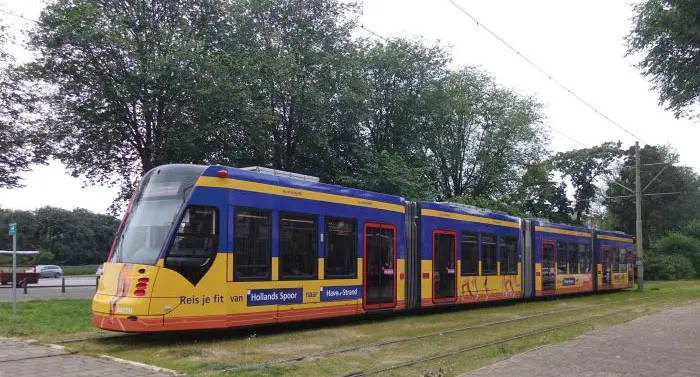 Voorbeeld van een tram in Den Haag met reclame op de zijkant