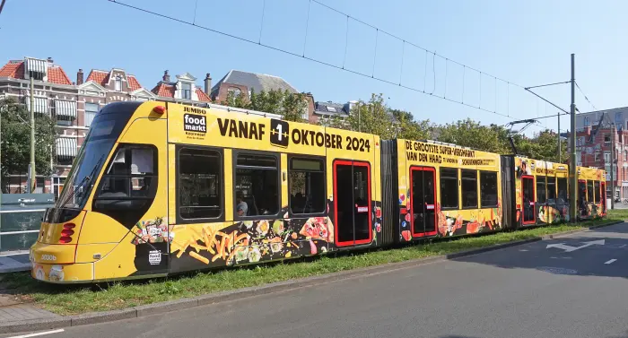 Voorbeeld van een tram in Den Haag met totaalreclame