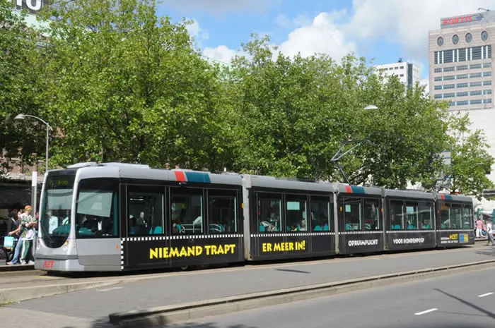 Voorbeeld van een tram in Rotterdam met reclame op de zijkant