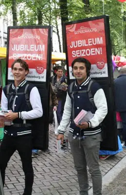 Promotiemedewerkers met walking abri's