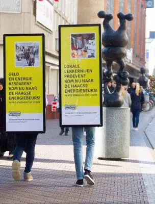 Promotiemedewerkster met een walking abri